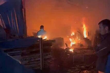 (FOTO) U Kozarcu izgorjela šupa: Vatrogasci spriječili širenje vatre na kuću