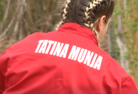(VIDEO, FOTO) U SELU JE SVI ZOVU TATINA MUNJA Lidija zna sve o mašinama, sije njivu, siječe drva, život je natjerao da postane GLAVA KUĆE
