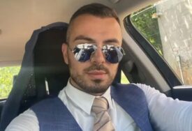 (FOTO) „NOVAC JE VAŠ BOG“ Kandidat PSS nakon izbornog šoka u Ribniku bez dlake na jeziku