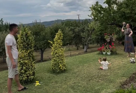 PORODIČNA IDILA Glumac se igra sa sinom i ženom u svom dvorištu na Kosovu i Metohiji