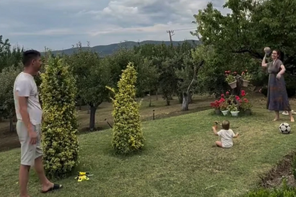 PORODIČNA IDILA Glumac se igra sa sinom i ženom u svom dvorištu na Kosovu i Metohiji