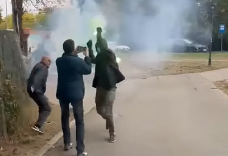 (VIDEO) Nasilje u Pančevu: Napad maskiranih muškaraca ispred biračkog mjesta