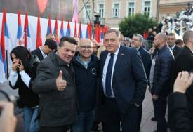 (VIDEO, FOTO) Vučić se lično zahvalio samo Stevandiću, Dodiku i Ficu: Građani u Novom Sadu skandirali "Republika Srpska"