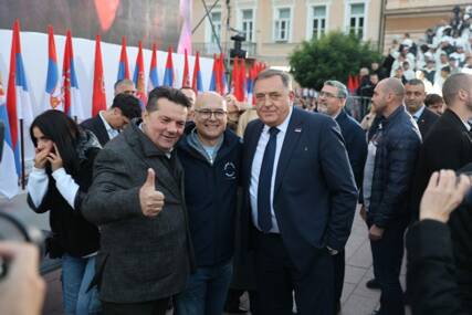 (VIDEO, FOTO) Vučić se lično zahvalio samo Stevandiću, Dodiku i Ficu: Građani u Novom Sadu skandirali "Republika Srpska"