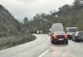 NESREĆA KOD BOČCA Saobraćaj se odvija jednom trakom, policija obavlja uviđaj