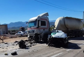 POGINUO MLADIĆ (19) Stravična nesreća u BiH, automobilom udario u kamion