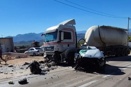 POGINUO MLADIĆ (19) Stravična nesreća u BiH, automobilom udario u kamion