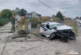 (FOTO) Teška saobraćajka kod Bijeljina: "Golf" sletio sa puta, povrijeđen vozač