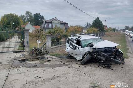 (FOTO) Teška saobraćajka kod Bijeljine: "Golf" sletio sa puta, povrijeđen vozač