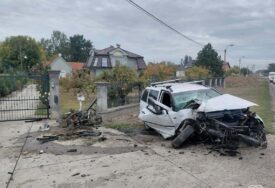(FOTO) Teška saobraćajka kod Bijeljine: "Golf" sletio sa puta, povrijeđen vozač