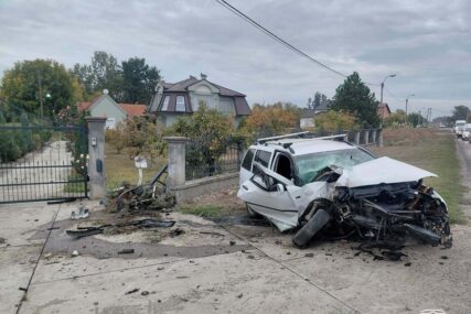 (FOTO) Teška saobraćajka kod Bijeljine: "Golf" sletio sa puta, povrijeđen vozač