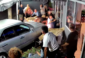 (VIDEO) PIJAN SE ZALETIO KOLIMA U LJUDE Tri osobe povrijeđene, jedna stvar im spasila život