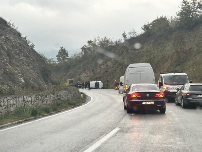 NESREĆA KOD BOČCA Saobraćaj se odvija jednom trakom, policija obavlja uviđaj