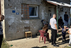 (FOTO) Šestoro djece živi u trošnoj kući bez vode: Porodica Ćorić treba našu za pomoć