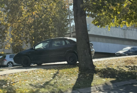(FOTO) Banjalučki vozači sve nervozniji i bahatiji: Kome nije do kolone, vozi preko trave