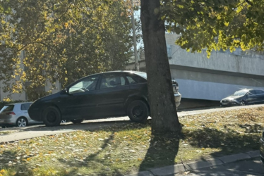 (FOTO) Banjalučki vozači sve nervozniji i bahatiji: Kome nije do kolone, vozi preko trave