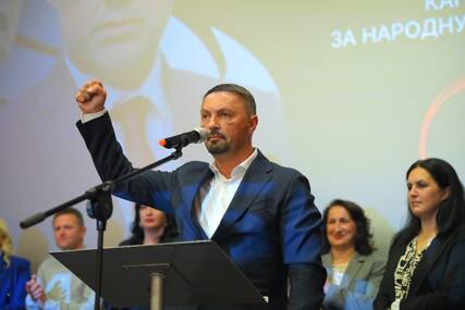 (FOTO) „Nismo došli da tražimo glas, nego budućnost za našu djecu“ Slavenko Ristić poslao snažnu poruku sa završnog skupa RSS u Prijedoru
