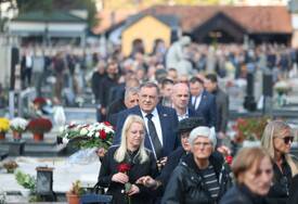 (FOTO) SAHRANJEN POZNATI LJEKAR Stotine ljudi na posljednjem ispraćaju Gorana Talića, mnogi ostali izvan kapija groblja