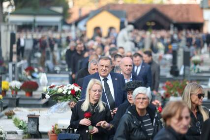 (FOTO) SAHRANJEN POZNATI LJEKAR Stotine ljudi na posljednjem ispraćaju Gorana Talića, mnogi ostali izvan kapija groblja