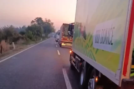 JEDNA OSOBA TEŠKO POVRIJEĐENA U nesreći kod Šamca sudarili se kamion i automobil
