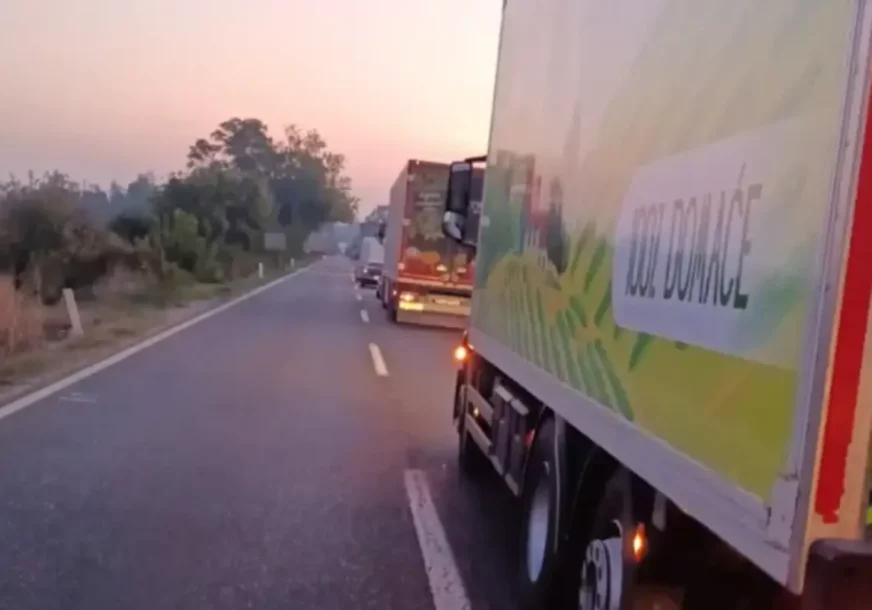 JEDNA OSOBA TEŠKO POVRIJEĐENA U nesreći kod Šamca sudarili se kamion i automobil