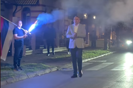 (VIDEO, FOTO) "Lijepo je VRATITI SE KAO POBJEDNIK u svoj grad" Savo Minić u Šamcu dočekan uz zastave, pjesmu i vatromet