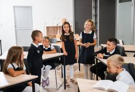 "Učenicima je nekad neprijatno" Pogledajte koliko je odjeljenja preuzelo ŠKOLSKE UNIFORME i šta o tome misle djeca i roditelji