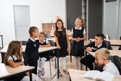 "Učenicima je nekad neprijatno" Pogledajte koliko je odjeljenja preuzelo ŠKOLSKE UNIFORME i šta o tome misle djeca i roditelji