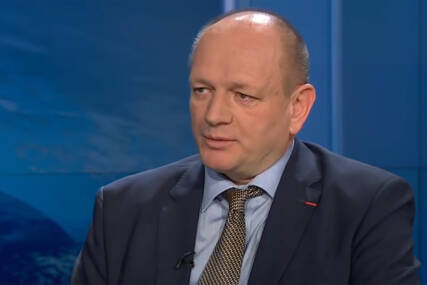 SMIJENJEN SLOBODAN ŠOJA Ministru kulture i sporta zasmetao njegov komentar o Biljani Plavšić