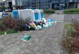 NOVI KONTEJNERI, STARE NAVIKE U centru Banjaluke SMEĆA NA IZVOZ, kese sa otpadom na trotoaru