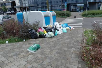 NOVI KONTEJNERI, STARE NAVIKE U centru Banjaluke SMEĆA NA IZVOZ, kese sa otpadom na trotoaru