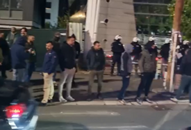 (VIDEO) JAJA LETE NA ZGRADU TELEVIZIJE "PINK" Ispred kordon policije, okupljeni pjevaju "Izađi mala"