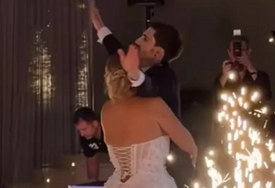 (VIDEO) Svadba koja zapalila mreže: Mlada zgrabila mladoženju i podigla ga u vazduh, a zbog reakcije svekrve svi su u šoku