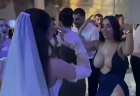 (VIDEO) SVI GLEDALI SAMO U NJU Dubok dekolte i visoki prorez na svadbi privukli sve poglede – snimak postao hit