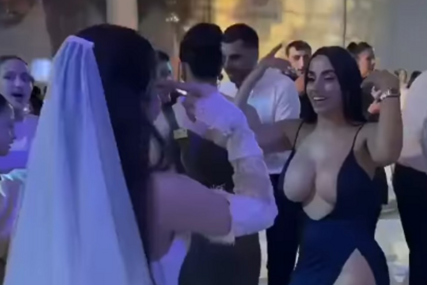 (VIDEO) SVI GLEDALI SAMO U NJU Dubok dekolte i visoki prorez na svadbi privukli sve poglede – snimak postao hit