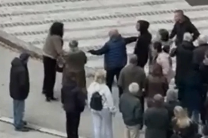 Čekala u redu da glasa, a onda je uslijedio napad: Muškarac udario ženu na biračkom mjestu