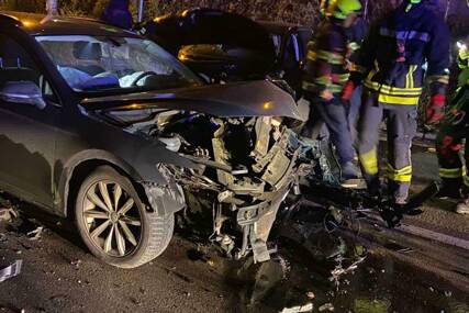 (FOTO) Na terenu bili i vatrogasci: Žestok sudar u Banjaluci