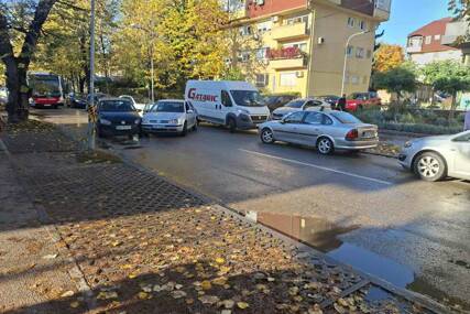 (FOTO) Na 100 metara 3 saobraćajne nesreće: Banjalučani iz Ulice Skendera Kulenovića presavili tabak i dobili što su tražili