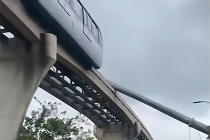(VIDEO) ZA DLAKU IZBJEGNUTA TRAGEDIJA Voz udario u prevrnuti kran i srušio ga na ulicu, svi čudom prošli bez povreda